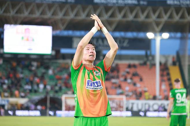 알라니아 스포르가 19일(한국시간) 튀르키예 알라니아에 있는 알라니아 오바 스타디움에서 열린 베식타시와의 2024-2025 쉬페르리그 36라운드 홈 경기에서 황의조의 골로 1-1 무승부를 거뒀다. 알라니아 스포르