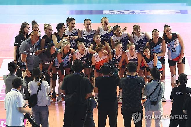 올스타 선수들과 기념사진 남기는 김연경 (인천=연합뉴스) 서대연 기자 = 2024-2025시즌을 끝으로 현역 생활을 마친 '배구 여제' 김연경이 18일 인천 삼산월드체육관에서 열린 여자배구 세계올스타전 'KYK 인비테이셔널 2025'에서 경기가 끝난 뒤 선수들과 기념 촬영을 하고 있다. 2025.5.18 dwise@yna.co.kr