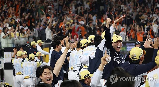 9회 말 동점에 환호하는 한화 (대전=연합뉴스) 이주형 기자 = 13일 대전 한화생명 볼파크에서 열린 2025 신한 SOL 뱅크 KBO리그 한화이글스와 두산베어스의 경기. 9회 말 한화 최인호의 홈런으로 동점이 되자 한화 팬들과 선수들이 기뻐하고 있다. 2025.5.13 coolee@yna.co.kr