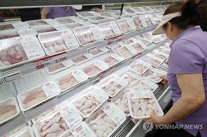 마트에 진열된 닭 (서울=연합뉴스) 박동주 기자 = 서울 서초구 농협 하나로마트 양재점에 닭고기가 진열되어 있다. 2024.7.21 pdj6635@yna.co.kr