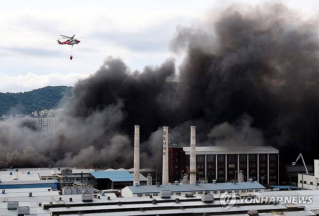 '연기를 뚫고' (광주=연합뉴스) 김성민 기자 = 17일 오후 광주 광산구 송정동 금호타이어 광주공장에서 소방헬기가 진화 작업을 하고 있다. 2025.5.17 ksm7976@yna.co.kr