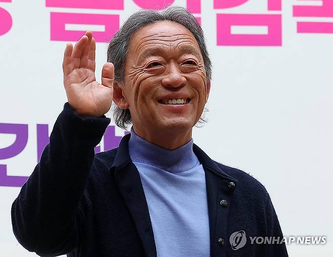 동양인 최초 라 스칼라 음악감독 선임된 정명훈 (부산=연합뉴스) 손형주 기자 = 정명훈 예술감독이 19일 오후 부산 부산진구 부산콘서트홀에서 열린 라 스칼라 극장 음악감독 선임 관련 기자간담회에서 손을 흔들고 있다. 1778년 개관한 이탈리아 라 스칼라 극장은 전 세계 성악가에게 꿈의 무대로 꼽힌다. 아시아인이 라 스칼라 극장의 음악감독직을 맡는 것은 247년 극장 역사상 정명훈이 최초다. 2025.5.19 handbrother@yna.co.kr