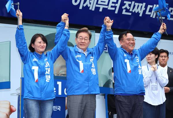 더불어민주당 이재명 대선 후보가 20일 경기 의정부 로데오거리에서 열린 유세에서 시민들에게 지지를 호소하고 있다. 2025.5.20 /연합뉴스