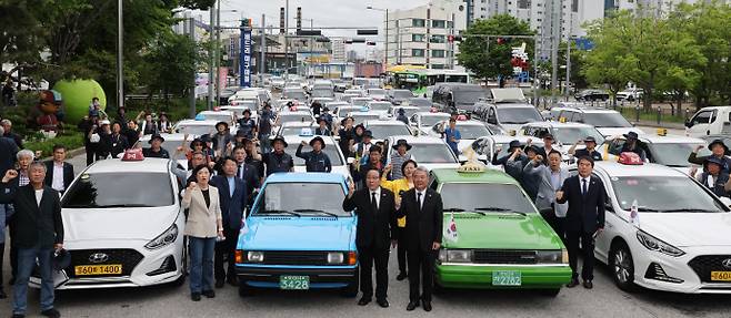 제45주년 5·18민주화운동 '민주기사의 날' 기념식이 열린 20일 오후 광주광역시 북구 무등경기장 앞에서 택시기사들이 임을 위한 행진곡을 부르고 있다. /임문철 기자 35mm@namdonews.com