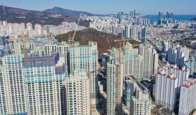 부산의 건설업 종사자 숫자가 1년새 1만 1000명이나 줄어들며 건설업 불황이 장기화하고 있다. 부산의 한 아파트 건설 현장 전경. 김종진 기자 kjj1761@
