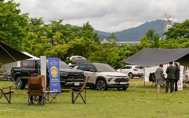 쉐보레가 2025 코베아 캠필 페스티벌에 참가해 대표 차량인 콜로라도와 트레일블레이저 전시하며 캠퍼들과 소통했다. 사진=쉐보레