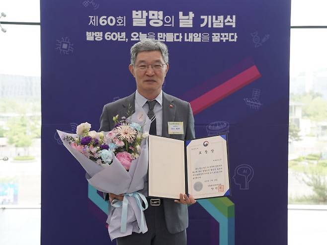 BC카드가 정부로부터 모범적인 특허와 혁신금융을 바탕으로 국가 기술 진보 및 금융 산업 경쟁력 제고에 기여한 공로를 인정받았다. 지난 19일 서울 강서구 코엑스 마곡에서 개최된 ‘제60회 발명의 날’ 기념행사에서 최원석 BC카드 대표이사 사장이 기념 촬영을 하고 있다. 사진=BC카드 제공