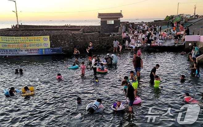연일 폭염과 열대야가 반복되고 있는 31일 오후 제주시 삼양동 용천수 노천탕인 샛도리물에서 도민들이 더위를 쫓고 있다. 2024.7.31/뉴스1 ⓒ News1 오현지 기자