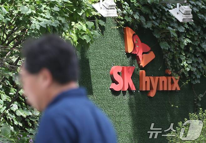 경기 이천시 SK하이닉스 본사 앞에 직원들이 걸어가고 있다./뉴스1 ⓒ News1 김영운 기자