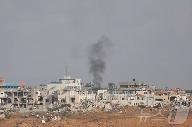 이스라엘의 군사 활동 이후에 19일(현지시간) 팔레스타인 가지 지구에서 검은 연기가 피어오르고 있다. 2025.05.19 ⓒ 로이터=뉴스1 ⓒ News1 최종일 선임기자