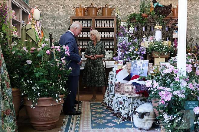 영국 찰스 3세 국왕과 카밀라 왕비가19일(현지시간) 영국 런던에서 열린 RHS 첼시 플라워쇼 프리뷰 행사에 방문하고 있다. ⓒ AFP=뉴스1