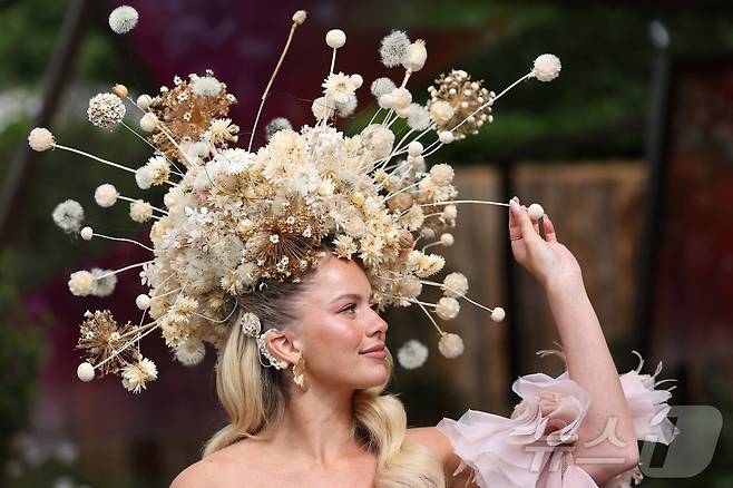 19일(현지시간) 영국 런던에서 열린 RHS 첼시 플라워쇼 프리뷰 행사에서 한 모델이 말린 꽃으로 머리 장식을 하고 있다. ⓒ 로이터=뉴스1
