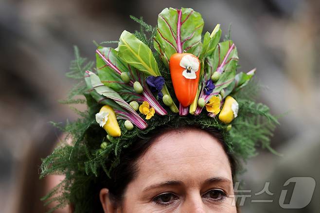 19일(현지시간) 영국 런던에서 열린 RHS 첼시 플라워쇼 프리뷰 행사에서 꽃무늬 모자를 쓴 시민이 방문하고 있다. ⓒ 로이터=뉴스1
