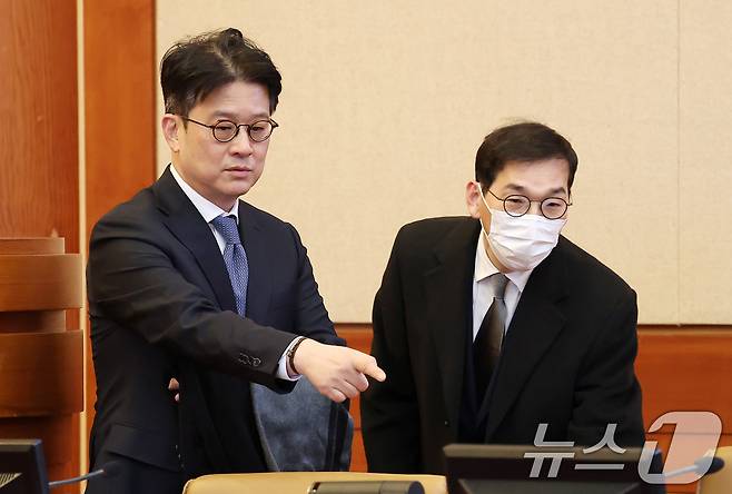 이창수 서울중앙지검장과 조상원 중앙지검 4차장. 2025.2.17/뉴스1 ⓒ News1 김성진 기자