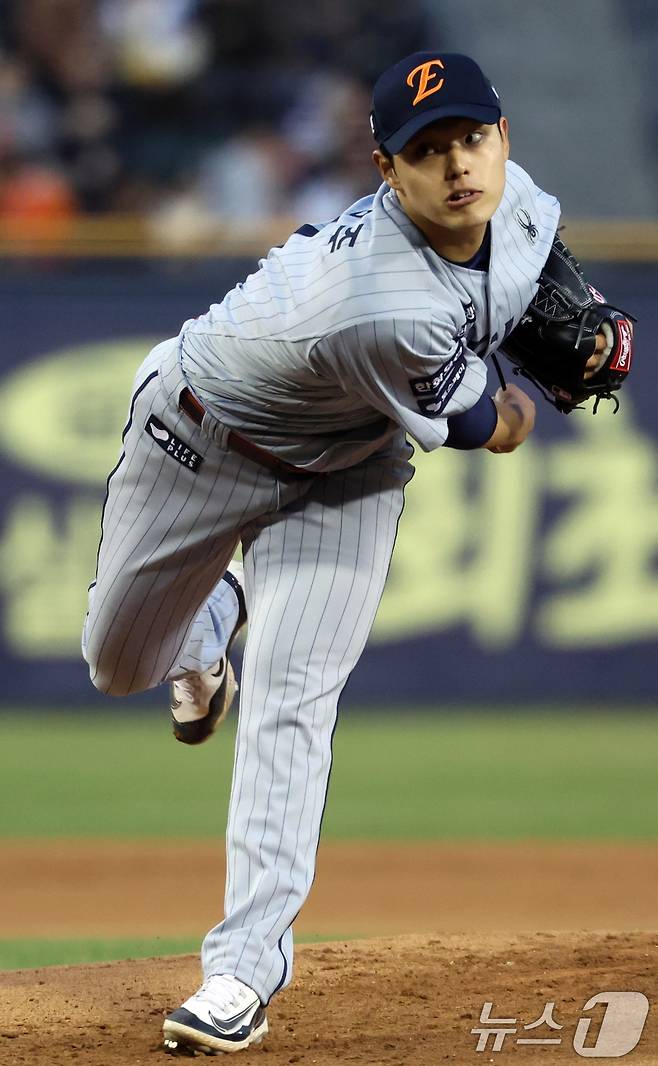 27일 서울 송파구 잠실야구장에서 열린 '2025 신한 SOL 뱅크 KBO리그' 한화 이글스와 LG 트윈스의 경기 1회말 한화 선발 문동주가 힘차게 공을 던지고 있다. 2025.3.27/뉴스1 ⓒ News1 김명섭 기자