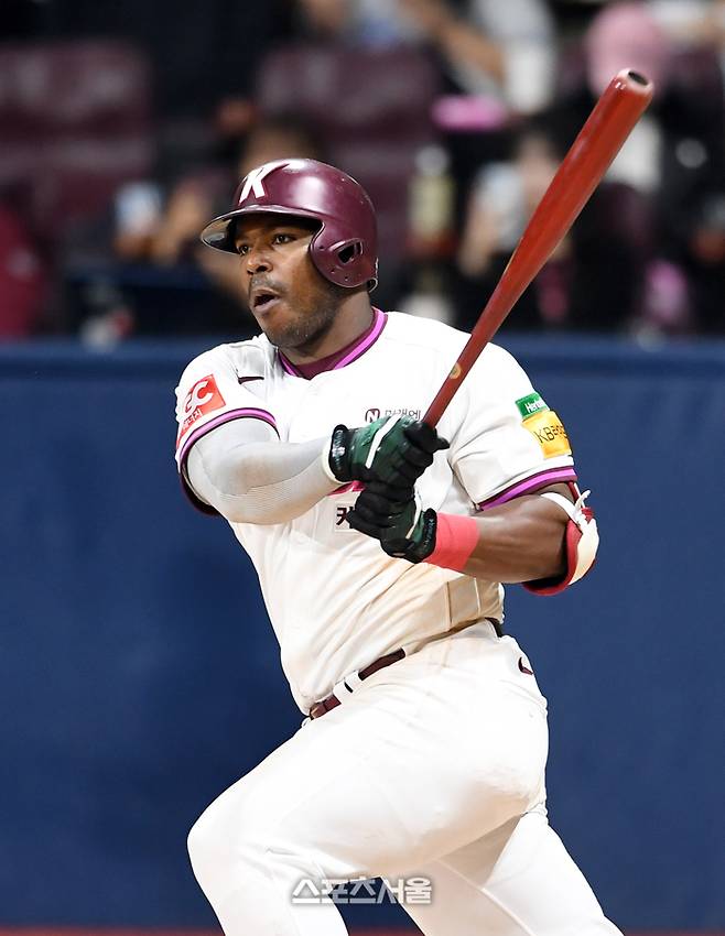 키움 푸이그가 고척스카이돔에서 열린 2025 KBO리그 두산과 경기에서 안타를 때리고 있다. 고척 | 박진업 기자 upandup@sportsseoul.com