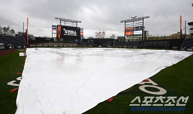 1일 대전한화생명볼파크에서 열릴 예정이던 LG와 한화의 경기가 우천으로 취소됐다. 전광판에 우천 취소에 대한 안내가 나타나고 있다. 대전=허상욱 기자wook@sportschosun.com/2025.05.01/