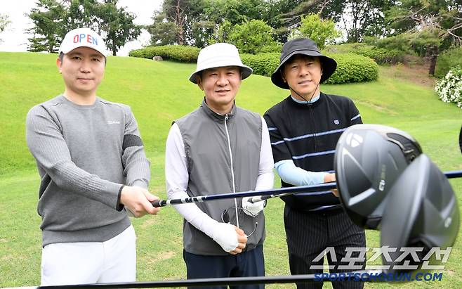 대한축구협회, 한국프로축구연맹, 울산 HD, 포항스틸러스가 주최하고 스포츠조선, 스포츠경향, 스포츠동아, 스포츠서울, 세계비즈앤스포츠월드, 일간스포츠 등 스포츠전문 미디어 6개사가 후원하는 '2025년 축구인 골프대회'가 19일 경기도 용인 코리아CC에서 개최됐다. 유승민 체육회장, 정�D규 축구협회장, 신태용 축구협회 부회장이 기념촬영을 하고 있다. 용인=박재만 기자pjm@sportschosun.com/2025.05.19/