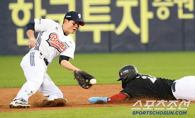 29일 잠실구장에서 열린 두산 베어스와 KT 위즈의 경기. 2회초 1사 1루 KT 문상철 2루 도루를 두산 박준영이 저지하고 있다. 잠실=박재만 기자 pjm@sportschosun.com/2025.04.29/