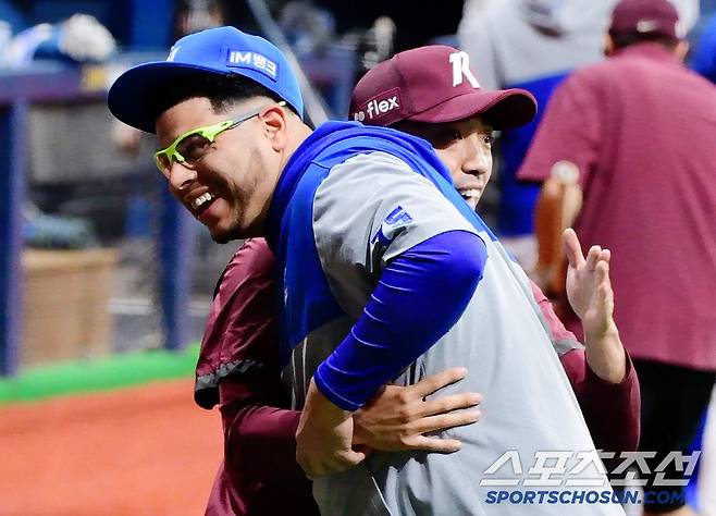 20일 서울 고척스카이돔에서 열린 삼성-키움전. 후라도가 친정팀인 키움 선수단과 반갑게 인사했다. 박정음 코치와 인사하는 후라도. 사진=정재근 기자 cjg@sportschosun.com