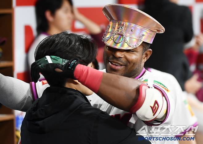 22일 서울 고척스카이돔에서 열린 두산-키움전. 3회말 2사 1루 푸이그가 투런포를 친 후 스태프와 포옹하고 있다. 고척=정재근 기자 cjg@sportschosun.com/2025.4.22/