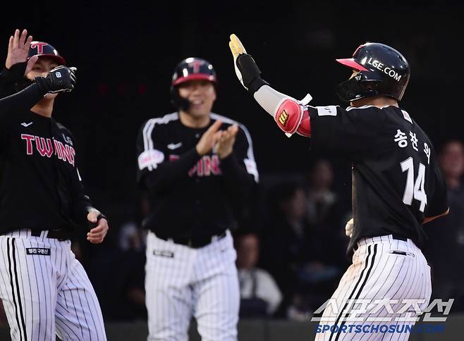 20일 부산 사직야구장에서 열린 KBO리그 롯데와 LG의 경기. 2회 만루홈런을 날린 LG 송찬의. 부산=송정헌 기자songs@sportschosun.com/2025.05.20/