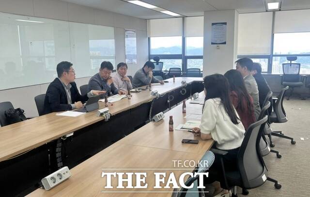 20일 인천항 컨테이너 터미널 운영사 협의회에서 인천항만공사 직원들과 4개 컨테이너 터미널 운영사 운영팀장들이 의견을 나누고 있다. /인천항만공사