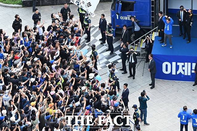 시민들에게 인사하는 이재명 후보.