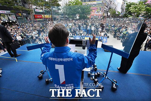 방탄유리에 둘러싸인 이재명 후보.