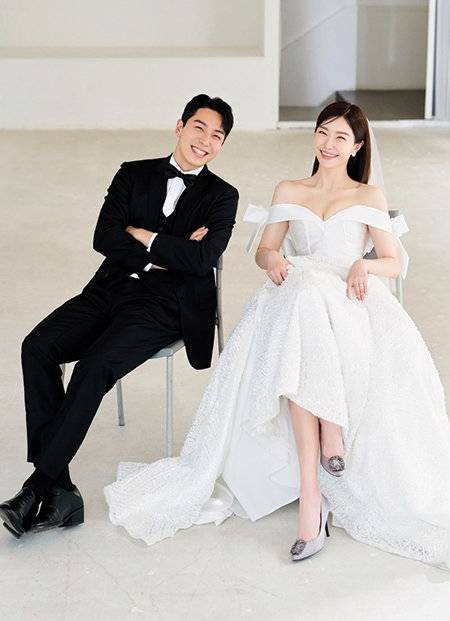 가수 레이디제인과 배우 임현태 부부도 10살 차이가 난다.