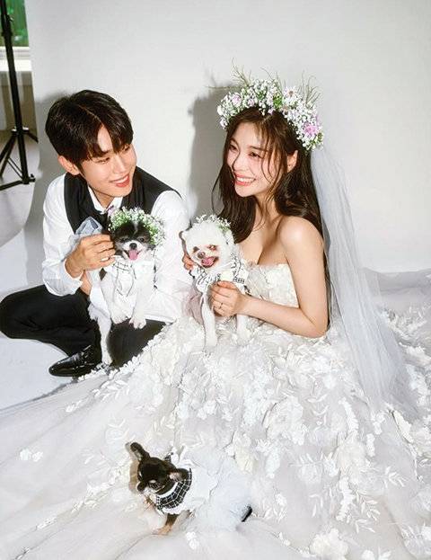 가수 에일리는 3살 연하인 인플루언서 겸 사업가 최시훈과 지난 4월 화촉을 밝혔다.