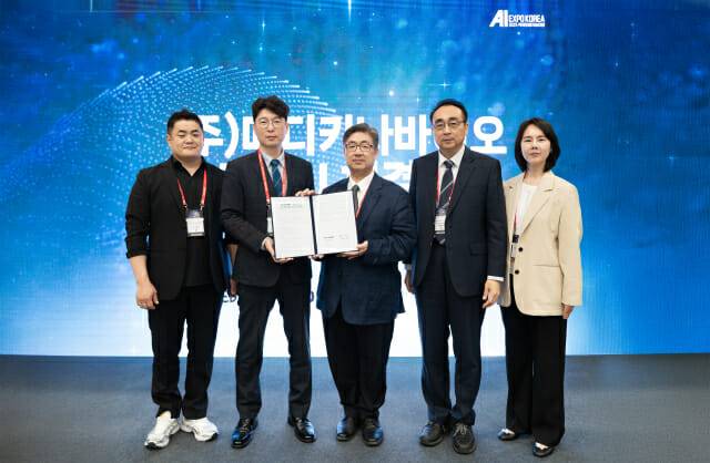 메디키나바이오와 한국인공지능협회는 14일 서울 코엑스 A홀 IR룸에서 인공지능(AI) 기술과 바이오·메디컬 산업의 융합을 위한 전략적 업무협약(MOU)을 체결했다.