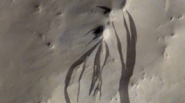 화성 지표면에서 긴 손가락 모양의 어두운 경사면이 촬영된 모습. 이 사진은 ESA 엑소마스 가스추적 궤도선에 탑재된 CaSSIS 카메라가 촬영했다. (출처=NASA)