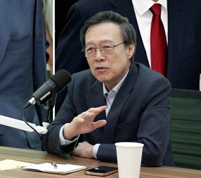 최창렬 용인대 특임교수가 5월 19일 'AK라디오'에 출연해 인터뷰 하고 있다