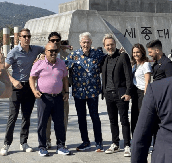 6·3 대통령 선거를 앞둔 시점에서 빌 클린턴 전 미국 대통령의 방한이 비밀리에 이루어져 그 배경에 대한 의문은 더 증폭되고 있다. 이번 방한에는 공식 일정이나 정부 간 회담이 없는 것으로 알려졌다. 온라인 커뮤니티