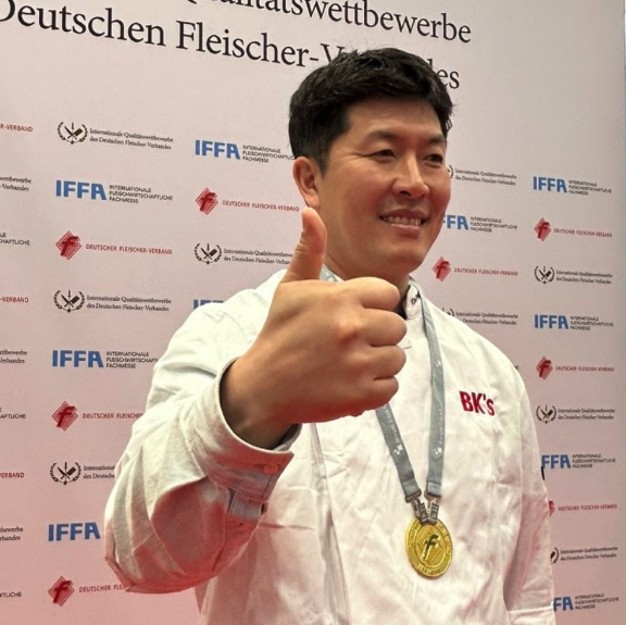 미 메이저리그에서도 활약했던 전 야구선수 김병현의 요식업을 향한 노력이 권위 있는 국제대회에서 인정받았다. 17일 김병현은 자신의 사회관계망서비스(SNS)에 지난 3일부터 8일까지 독일 프랑크푸르트 메세에서 열린 국제식육전문박람회(이하 IFFA)에 출전해 금메달 6개와 은메달 1개를 수상했다고 알렸다. 김병현 인스타그램