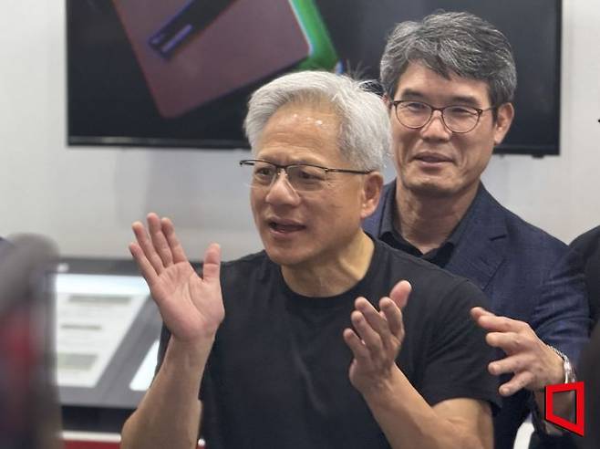 젠슨 황 엔비디아 최고경영자(CEO)가 20일 오후 대만 타이베이 난강 전시센터에서 열린 '컴퓨텍스 2025' 전시장에서 SK하이닉스 부스를 찾아 관람객의 박수를 유도하며 "SK하이닉스!(SK Hynix!)"를 연호하고 있다. 장희준 기자