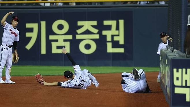 지난 13일 잠실에서 열린 키움전에서 무릎 부상을 당한 홍창기./뉴시스