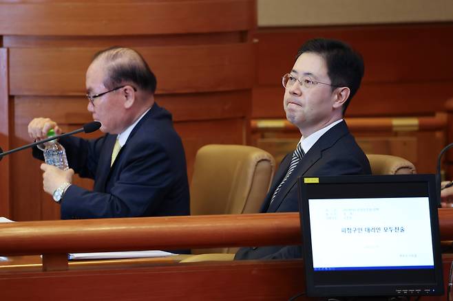 손준성 대구고검 차장(검사장·오른쪽)이 지난 13일 서울 종로구 헌법재판소에서 열린 고발사주 의혹 탄핵심판 첫 정식 변론기일에 출석해 있다. /연합뉴스
