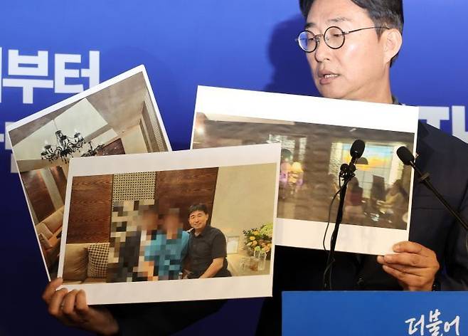 노종면 더불어민주당 선대위 대변인이 지난 19일 서울 여의도 당사에서 "윤석열 전 대통령의 내란 혐의 사건 재판장인 지귀연 서울중앙지법 부장판사가 유흥업소에서 접대받았다"라는 의혹을 제기하며 관련 사진을 공개했다. ⓒ연합뉴스