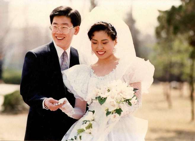 더불어민주당 이재명 대선 후보(왼쪽)와 배우자 김혜경 씨의 1991년 결혼 사진. 이 후보 SNS 캡처