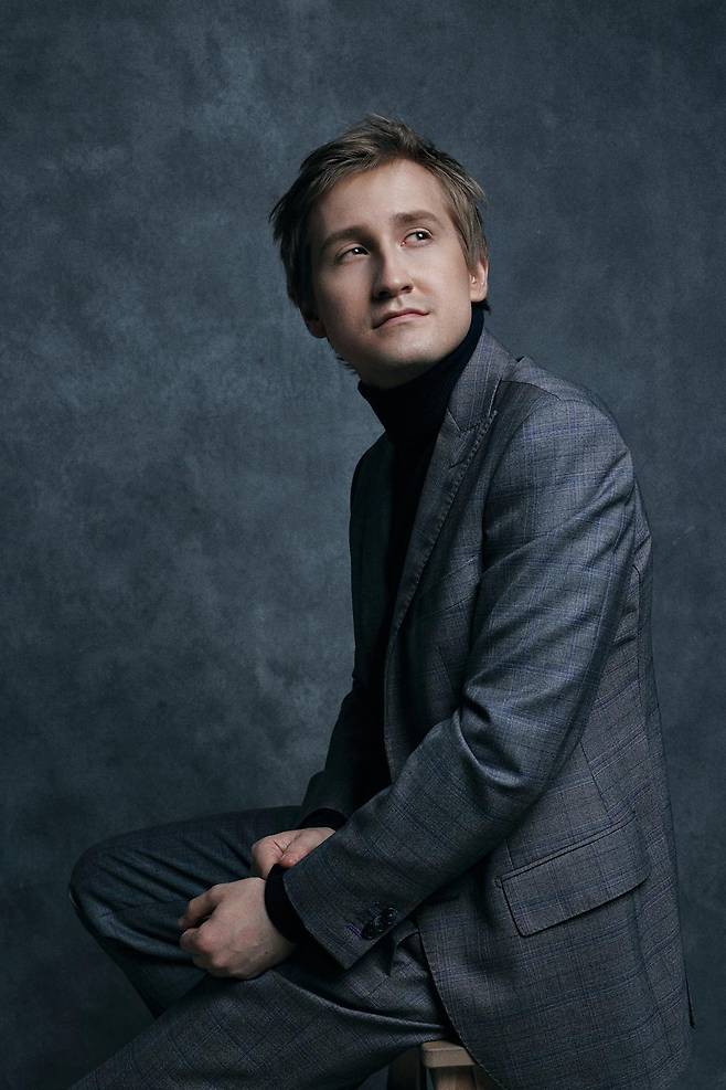 ‘러시아 피아니즘의 계승자’로 불리는 피아니스트 드미트리 마슬레예프가 3년 만에 내한 공연을 연다. 그는 “모차르트와 베토벤부터 라흐마니노프까지 다채로운 작품들로 만화경 같은 프로그램을 준비했다”고 했다. 마스트미디어 제공 ⓒAlexandra Horoshvyan