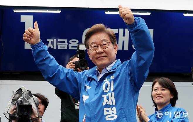 더불어민주당 이재명 대선후보가 20일 경기 의정부시 행복로 태조 이성계상 앞에서 열린 유세에서 연설을 마친 뒤 손을 들어 지지자들에게 답하고 있다. 이훈구 기자 ufo@donga.com