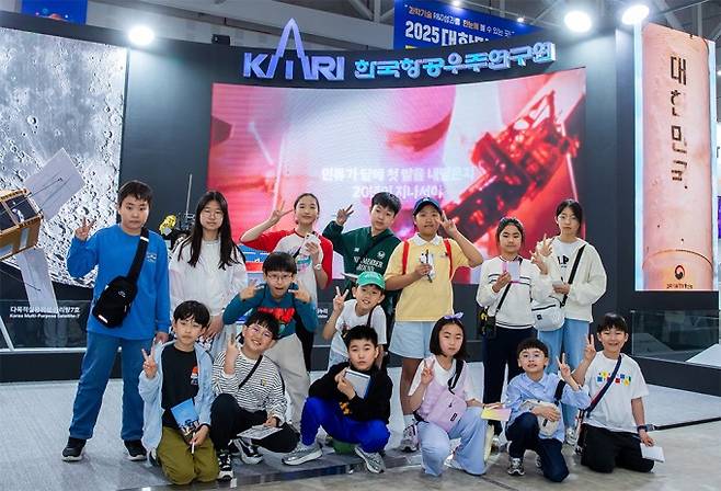 한국항공우주연구원 부스 앞에 선 어린이 우주 기자단. 스튜디오 51 제공