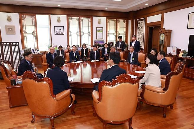대한민국 평생교육 연대는 19일 국회를 방문해 우원식 국회의장을 면담하고 '평생교육 8대 대선공약'을 제안했다. (사진=대한민국 평생교육 연대)