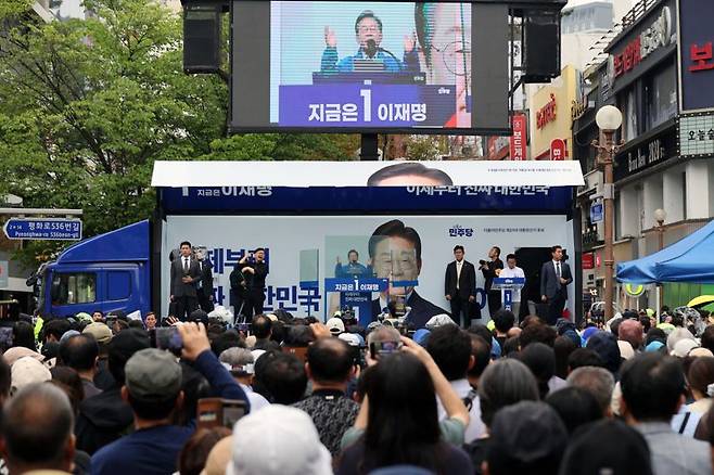 더불어민주당 이재명 대선 후보가 20일 경기 의정부 로데오거리에서 열린 유세에서 시민들에게 지지를 호소하고 있다. 사진=서동일 기자