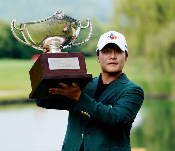 대한골프협회(KGA)와 아시안투어가 공동 개최하는 한국프로골프(KPGA) 투어 코오롱 제67회 한국오픈골프선수권대회에 출전하는 김민규 프로. 사진은 2024년 제66회 한국오픈 우승 트로피를 들고 포즈를 취하는 모습이다. 사진제공=코오롱 한국오픈 조직위