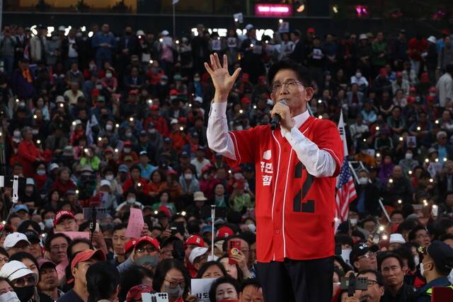 김문수 국민의힘 대통령 후보가 19일 서울역 광장 유세에서 시민들에게 지지를 호소하고 있다. 공동취재사진