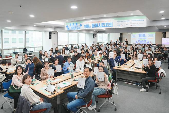 2025년 5월10일 오전 서울 마포구 한국사회복지회관 6층 대회의실에서 ‘100인 돌봄시민회의’ 참석자들이 한겨레21 제1563호(‘돌봄 대통령’을 찾습니다)를 들고 기념사진을 찍고 있다. 100인 돌봄시민회의 제공