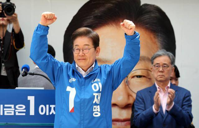 이재명 더불어민주당 대선 후보가 19일 서울 용산역광장에서 열린 집중유세에서 손을 들어 인사하고 있다. 고영권 기자